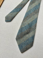 Charger l'image dans la galerie, The Scotch House cravate club en laine Shetland Made in Scotland