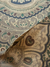 Load image into Gallery viewer, Foulard classique en soie à motif floral Made in England