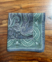 Charger l'image dans la galerie, Pochette à motif paisley en coton et soie Made in Italy