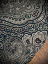 Load image into Gallery viewer, Foulard classique en soie à motif floral Made in England