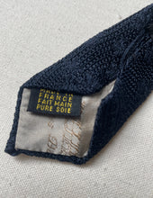 Charger l'image dans la galerie, Cravate paisley marine en grenadine de soie Made in France