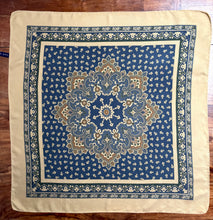 Cargar imagen en el visor de la galería, Van Gestel by Breuer foulard carré vintage 100% soie à motif floral