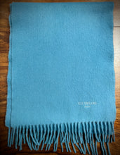 Charger l'image dans la galerie, Old England Paris écharpe bleue en laine d'agneau et angora Made in Scotland