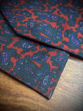 Lade das Bild in den Galerie-Viewer, Cravats of London cravate ascot vintage rouge à motif paisley
