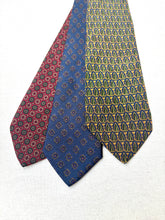 Načíst obrázek do prohlížeče Galerie, Trio de cravates vintage en soie à motif géométrique Pierre Balmain