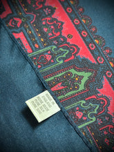 Load image into Gallery viewer, Pochette marine vintage en soie à motif paisley Made in England
