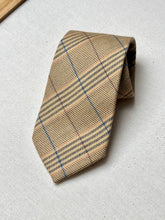 Lade das Bild in den Galerie-Viewer, Cravats of London cravate beige à carreaux en laine Made in England