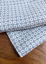 Charger l'image dans la galerie, Pochette bleue à motif géométrique en coton Made in Italy