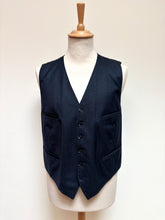 Charger l'image dans la galerie, Gilet de costume vintage bleu marine à chevrons en laine Made in England 52