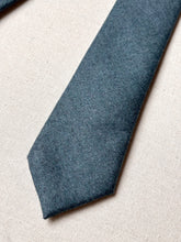 Lade das Bild in den Galerie-Viewer, TM Lewin by John Francomb cravate turquoise bleu clair en laine Vitale Barberis Canonico