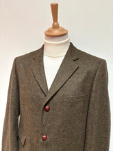 Charger l'image dans la galerie, British House X Robert Noble blazer à chevrons en laine vierge 50