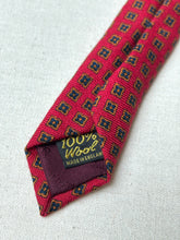 Lade das Bild in den Galerie-Viewer, Cravats of London cravate rouge en laine Made in England