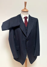 Charger l'image dans la galerie, Costume à rayures vintage trois pièces en pure laine peignée 48/M