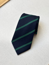 Charger l'image dans la galerie, Cravats of London cravate club en laine Made in England