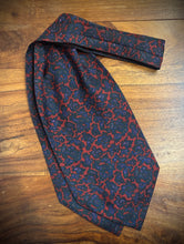 Lade das Bild in den Galerie-Viewer, Cravats of London cravate ascot vintage rouge à motif paisley