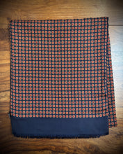 Lade das Bild in den Galerie-Viewer, Foulard écharpe vintage double face en laine et soie à motif géométrique Made in Italy