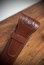 Afbeelding in Gallery-weergave laden, Didier Lamarthe étui à stylo en cuir grainé marron cognac