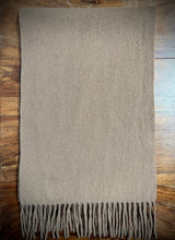 Carica l'immagine nel visualizzatore di Gallery, Old England Paris écharpe beige en laine et cachemire Made in Italy