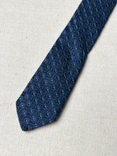 Lade das Bild in den Galerie-Viewer, Stark & Sons cravate marine en soie texturée motif géométrique Made in France