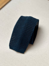 Afbeelding in Gallery-weergave laden, Harrison cravate marine vintage en tricot de soie Made in Italy