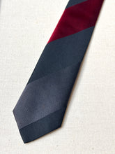 Lade das Bild in den Galerie-Viewer, Charvet cravate club vintage en soie Made in France