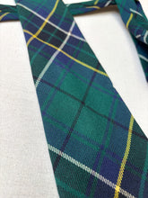 Cargar imagen en el visor de la galería, The Scotch House cravate tartan en laine vierge Made in Scotland
