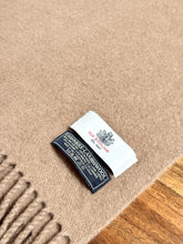 Carica l'immagine nel visualizzatore di Gallery, Old England Paris écharpe beige en laine et cachemire Made in Italy