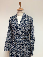 Charger l'image dans la galerie, Derek Rose X Madelios robe de chambre paisley à col châle en coton Made in England
