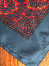 Charger l'image dans la galerie, Duo de pochettes paisley vintage en soie Made in England