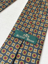 Charger l'image dans la galerie, British House cravate en soie à motif géométrique Made in France