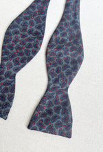 Lade das Bild in den Galerie-Viewer, Noeud papillon paisley vintage en soie