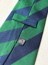 Lade das Bild in den Galerie-Viewer, Duo de cravates club vintage en soie Jacques Fath / Savile Row