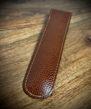 Afbeelding in Gallery-weergave laden, Didier Lamarthe étui à stylo en cuir grainé marron cognac