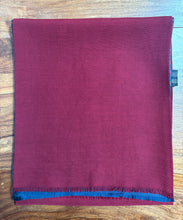 Charger l'image dans la galerie, Foulard vintage double face en laine et soie Made in Italy