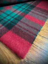 Charger l'image dans la galerie, Breuer écharpe tartan à carreaux en laine d'agneau et angora Made in Scotland