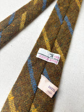 Charger l'image dans la galerie, The Scotch House cravate club moutarde en laine Shetland Made in Scotland