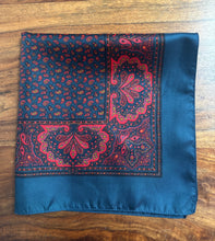 Charger l'image dans la galerie, Duo de pochettes paisley vintage en soie Made in England