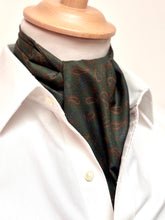 Charger l'image dans la galerie, Old England Paris X Michael Drake cravate ascot vintage à motif paisley Made in England