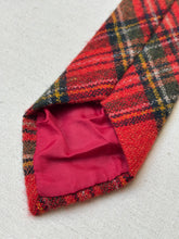 Charger l'image dans la galerie, John Hanly cravate tartan rouge en pure laine vierge