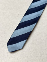 Lade das Bild in den Galerie-Viewer, Duo de cravates club vintage en soie Jacques Fath / Savile Row