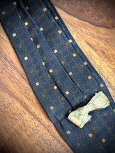 Load image into Gallery viewer, Cravate ascot vintage marron à motif géométrique Made in Italy