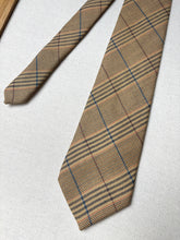 Lade das Bild in den Galerie-Viewer, Cravats of London cravate beige à carreaux en laine Made in England