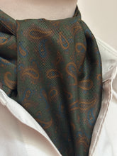 Charger l'image dans la galerie, Old England Paris X Michael Drake cravate ascot vintage à motif paisley Made in England