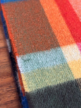 Cargar imagen en el visor de la galería, Mettez Paris écharpe à carreaux en cachemire Made in Germany