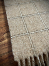 Načíst obrázek do prohlížeče Galerie, Kašmírový šátek Austin Reed béžové barvy s kostkou, vyrobený ve Skotsku