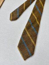 Charger l'image dans la galerie, The Scotch House cravate club moutarde en laine Shetland Made in Scotland