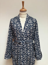 Charger l'image dans la galerie, Derek Rose X Madelios robe de chambre paisley à col châle en coton Made in England