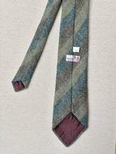Charger l'image dans la galerie, The Scotch House cravate club en laine Shetland Made in Scotland