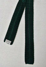 Charger l'image dans la galerie, Holliday & Brown Ltd cravate verte vintage en tricot de soie Made in England