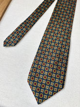Charger l'image dans la galerie, British House cravate en soie à motif géométrique Made in France